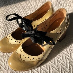 Born wingtip cream/black wingtips w/ wood heels